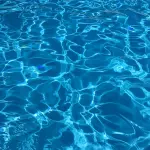 Come scegliere il tappeto giusto per la tua piscina e garantire la massima protezione del pavimento