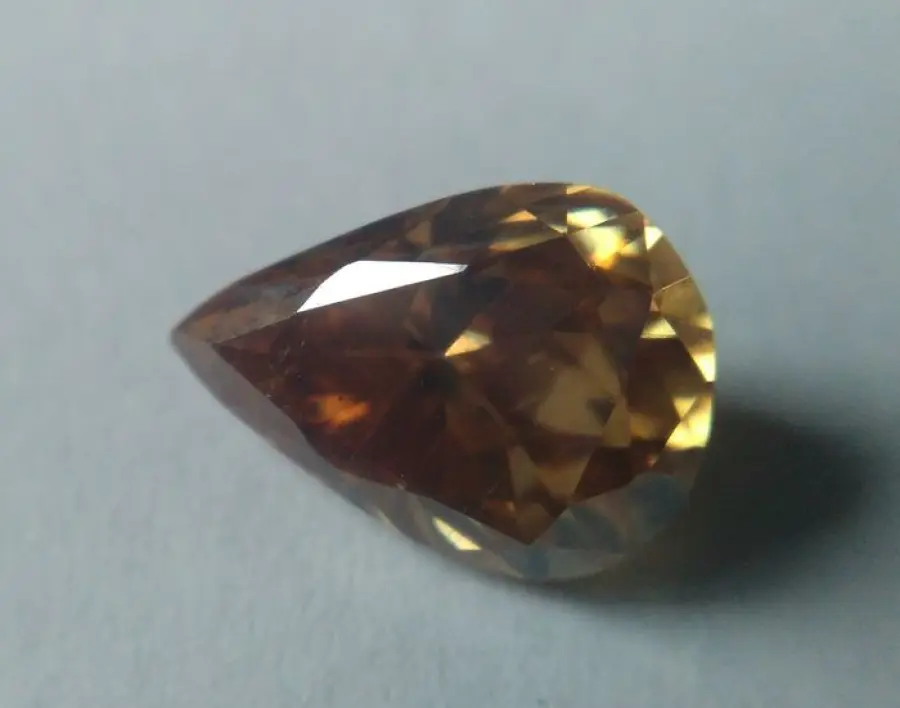 Donna trova pietra preziosa in un vecchio cratere: scoperta strabiliante