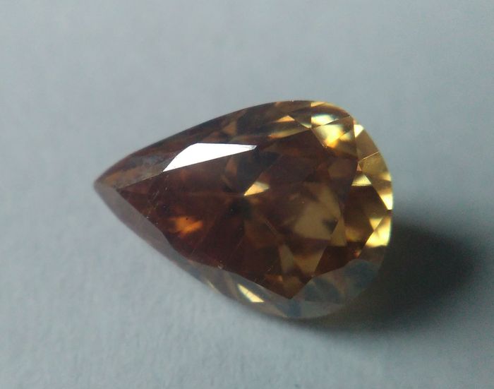 Donna trova pietra preziosa in un vecchio cratere: scoperta strabiliante