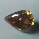 Donna trova pietra preziosa in un vecchio cratere: scoperta strabiliante