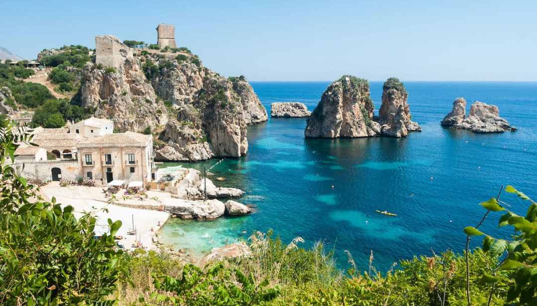 La Sicilia invoglia il turismo pagando di tasca sua metà vacanza