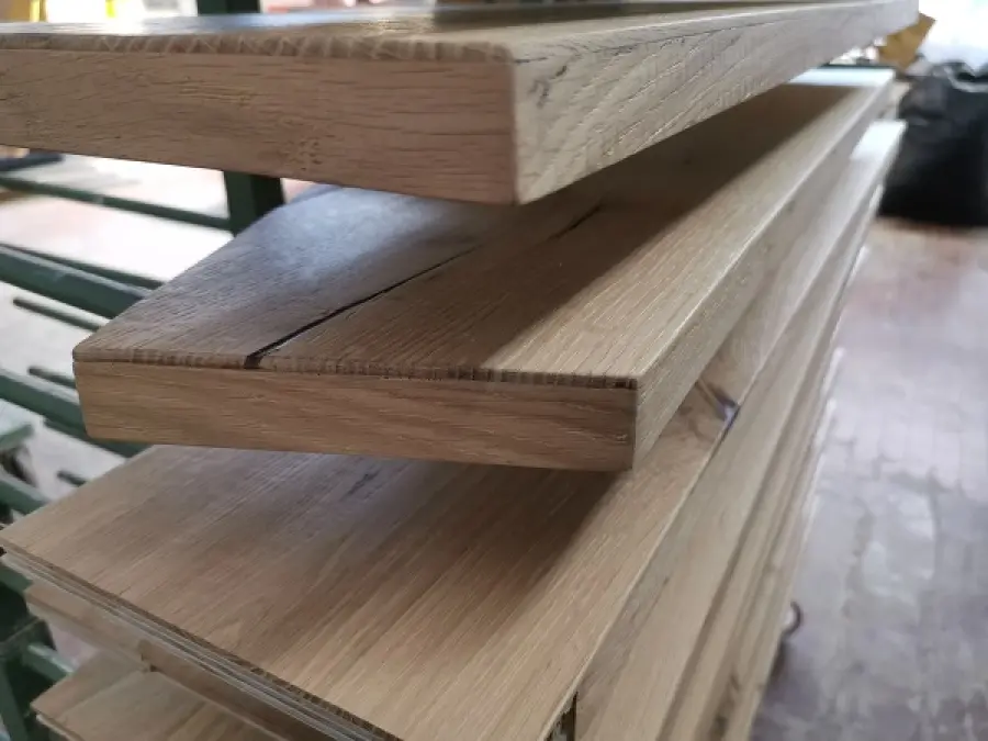 Parquet su misura in scale e gradini di case con pavimenti in legno