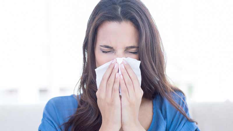 Sintomi da coronavirus: starnutire non rientra tra questi