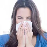 Sintomi da coronavirus: starnutire non rientra tra questi