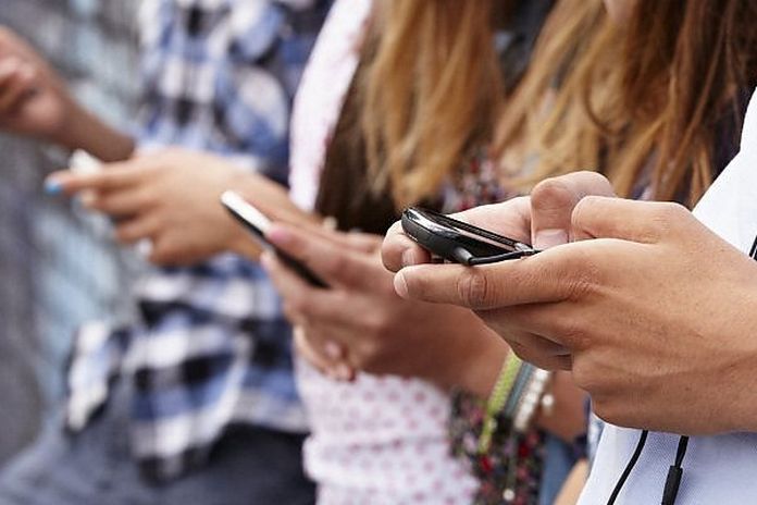 Adolescenti che usano social soffrono di disturbi alimentari