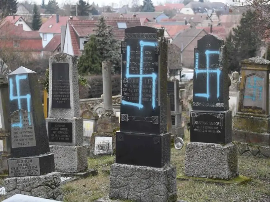 Cimitero francese deturpato: svastiche naziste sulle tombe