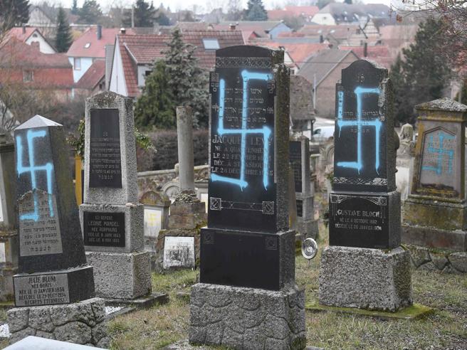 Cimitero francese deturpato: svastiche naziste sulle tombe