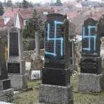 Cimitero francese deturpato: svastiche naziste sulle tombe