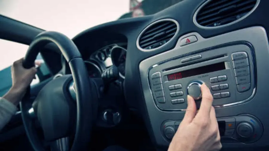 Ascoltare la musica al volante allevia lo stress: lo studio