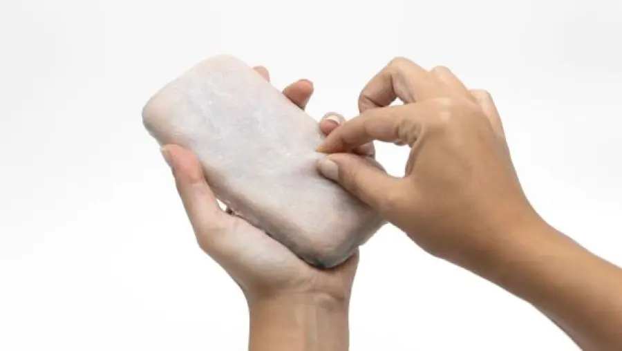 Francesi creano una cover per telefoni che sembra pelle umana