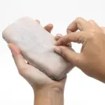 Francesi creano una cover per telefoni che sembra pelle umana