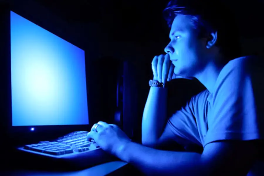 Le luci blu dei display fanno invecchiare prima: lo studio