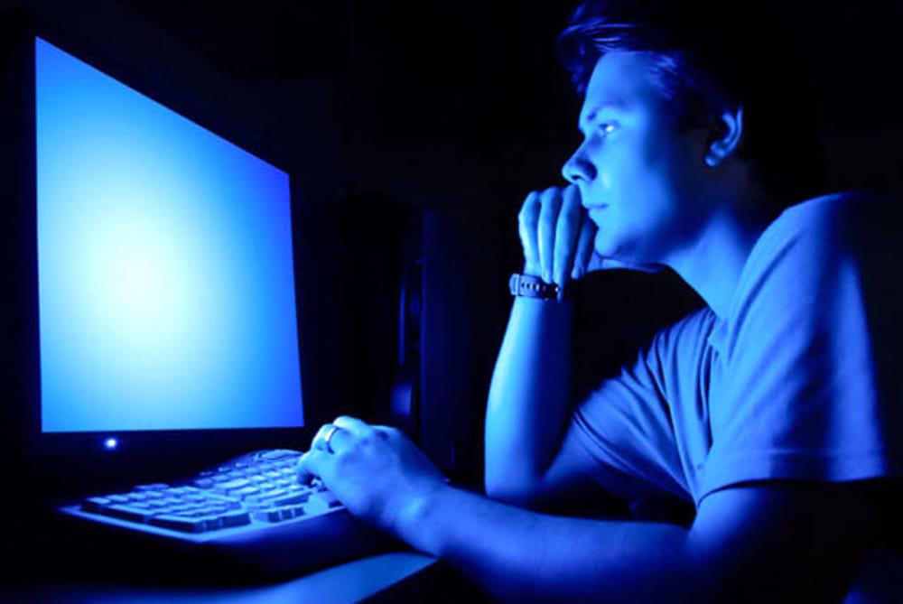 Le luci blu dei display fanno invecchiare prima: lo studio