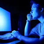 Le luci blu dei display fanno invecchiare prima: lo studio