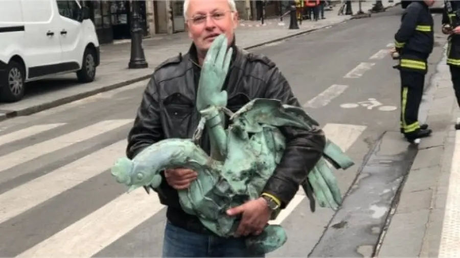 Esposto il gallo simbolo di Notre Dame bruciata