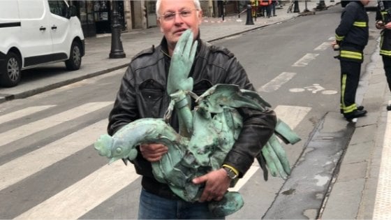 Esposto il gallo simbolo di Notre Dame bruciata