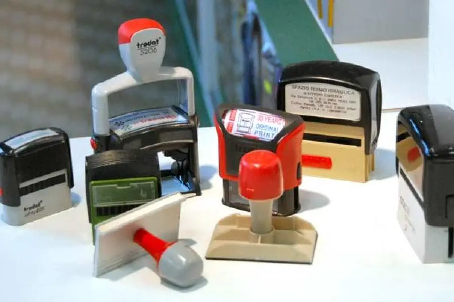 Come utilizzare un timbro per matrimoni o feste di compleanno