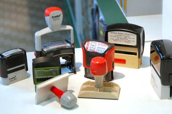 Come utilizzare un timbro per matrimoni o feste di compleanno