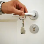 Porta di casa con la maniglia rotta, ecco come intervenire