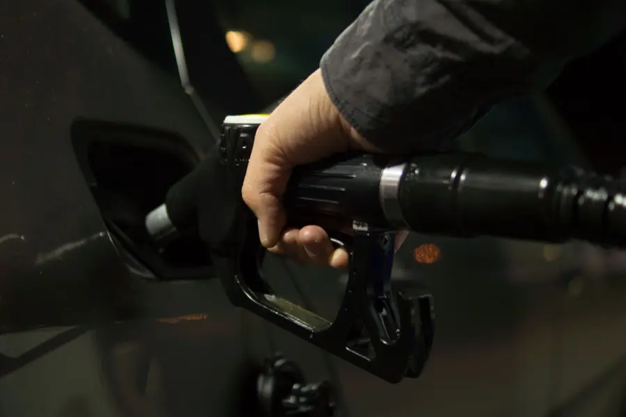 Come risparmiare benzina con la guida efficiente
