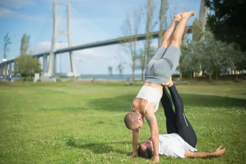 Yoga in Due: Posizioni di Coppia da Provare