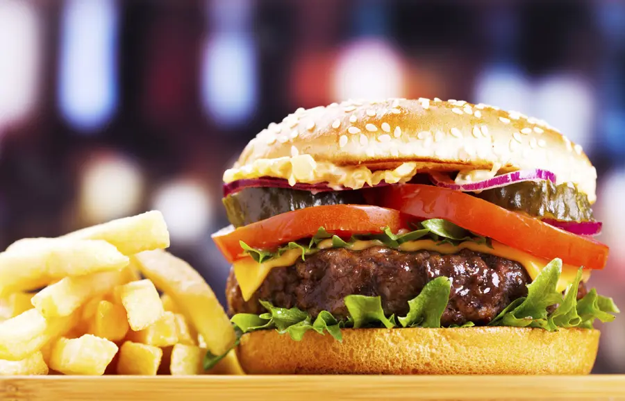 I cibi che mangiamo influenzano la salute orale, lo studio