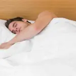 Per un sonno migliore, bisogna chiudere le persiane di notte, lo studio