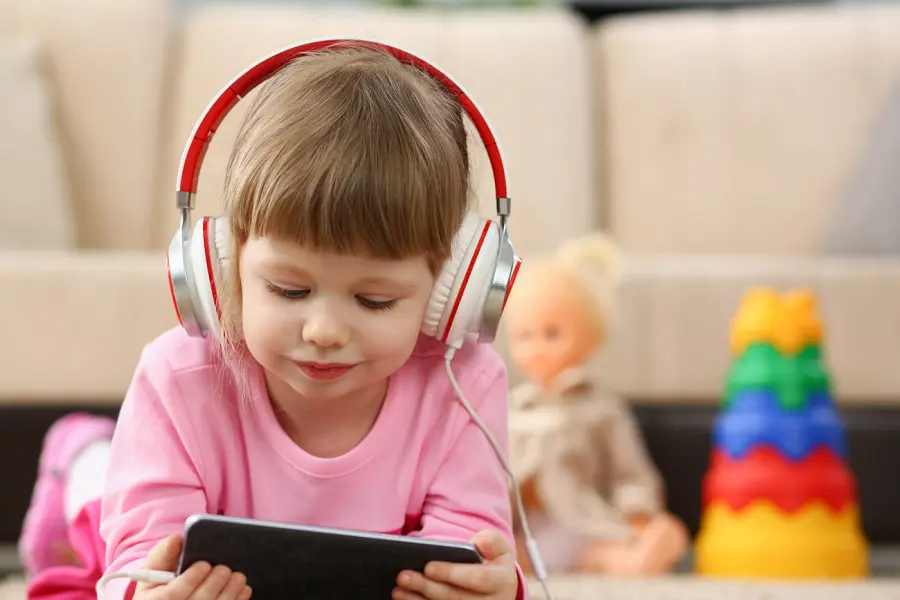 La luce degli schermi fa male ai bambini, lo studio