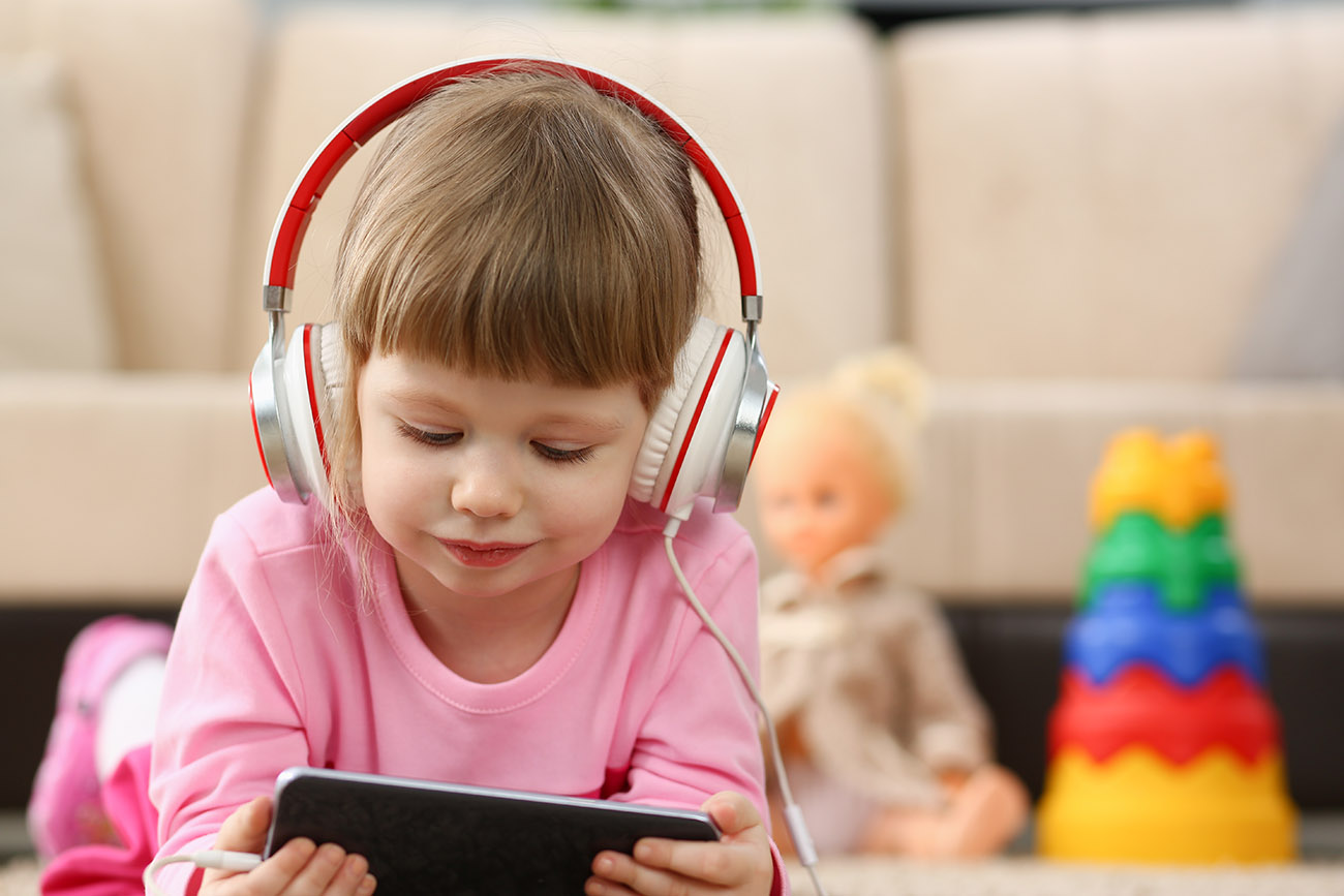 La luce degli schermi fa male ai bambini, lo studio