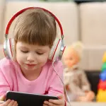 La luce degli schermi fa male ai bambini, lo studio