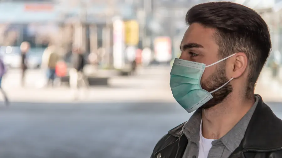 Le mascherine possono rendere gli uomini più attraenti, lo studio