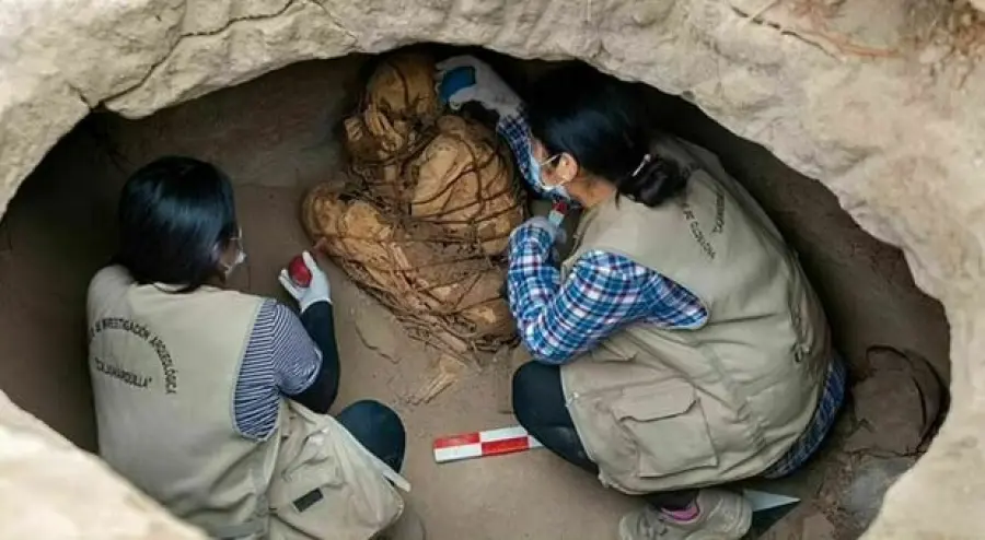 Mummia ritrovata in Perù in posizione fetale, la scoperta