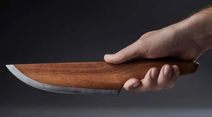 Realizzato un coltello di legno che taglia la bistecca