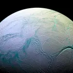 Encelado la luna di Saturno ha acqua sotto la crosta? Lo studio