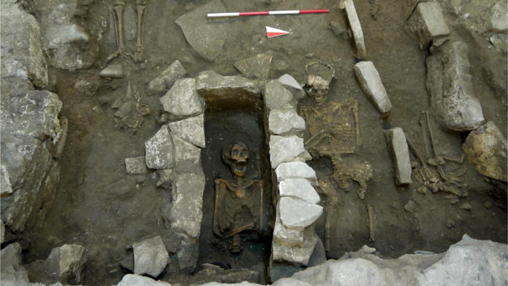 Nel Medioevo si aprivano le tombe dei parenti per prendere cimeli di famiglia