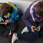 L'uso dello smartphone nei bambini influenza la loro alimentazione