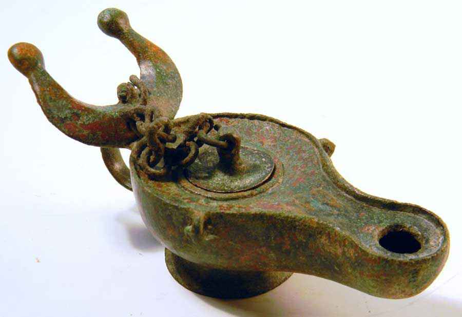 Ritrovate alcune lampade ad olio in bronzo risalenti all'impero Romano