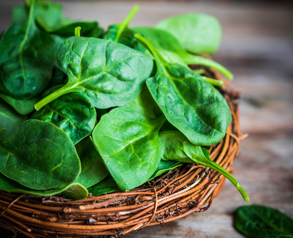Consumare verdure a foglia verde riduce il rischio di malattie al cuore