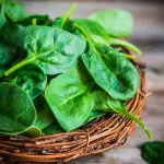 Consumare verdure a foglia verde riduce il rischio di malattie al cuore