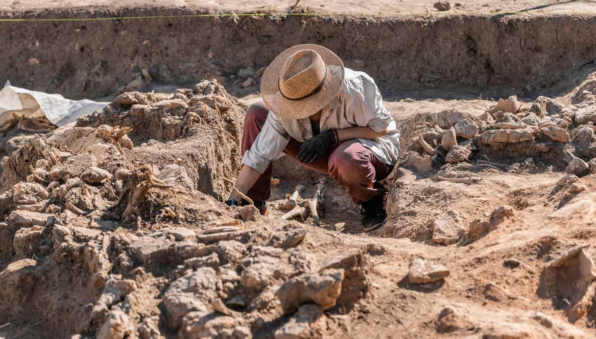 Mummia avvolta nel fango ritrovata dagli archeologi: la scoperta