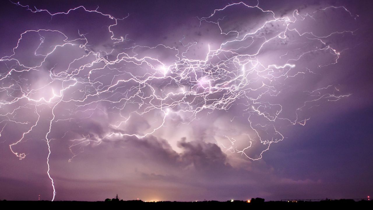 Una nuova ricerca svela caratteristiche dei fulmini superbolt