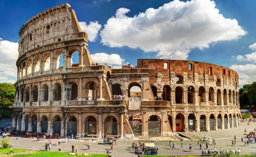 Turista imbratta il Colosseo: monumenti a rischio per mancanza di rispetto