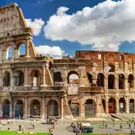 Turista imbratta il Colosseo: monumenti a rischio per mancanza di rispetto