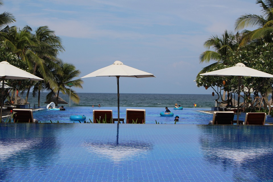 Tanti tipi di ombrelloni per ogni spazio esterno