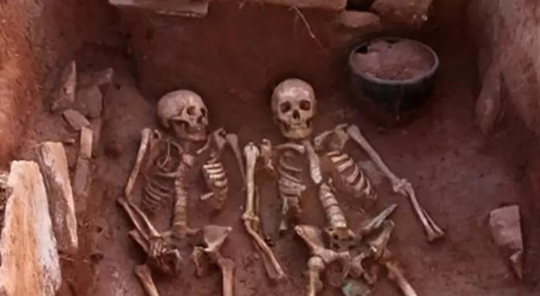 Coppia di guerrieri trovata in una tomba: risalgono a 2500 anni fa