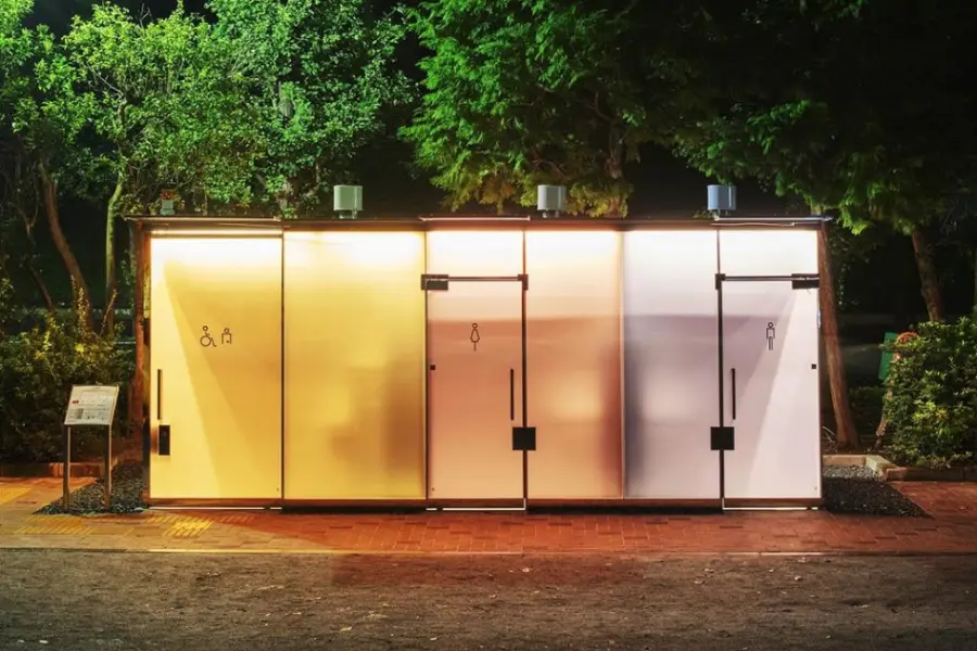 Bagni trasparenti nei parchi di Tokyo, novità e tecnologia all'orizzonte