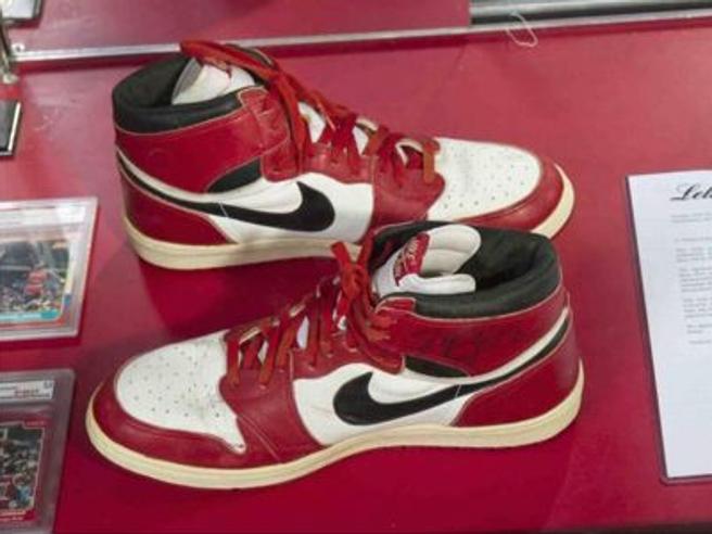 Scarpe di Michael Jordan venduta all'asta: il valore è di 615 mila dollari