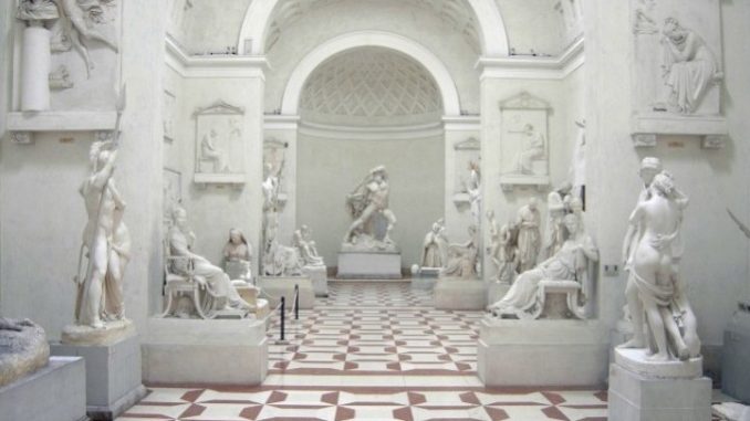 Scultura di un museo italiano danneggiata: il turista chiede scusa