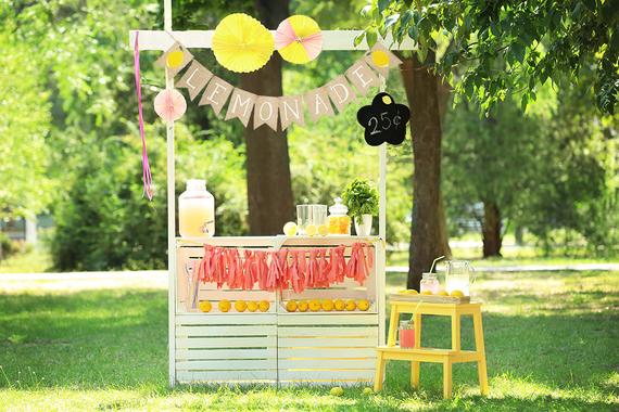 Società offre 100 dollari ai ragazzini per vendere limonate con uno stand
